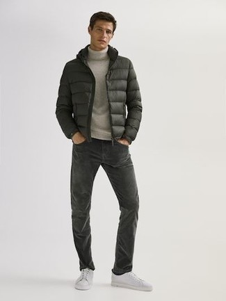 Как носить серую водолазку с темно-серыми джинсами мужчине