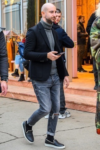 Как носить серую водолазку с темно-серыми рваными джинсами мужчине