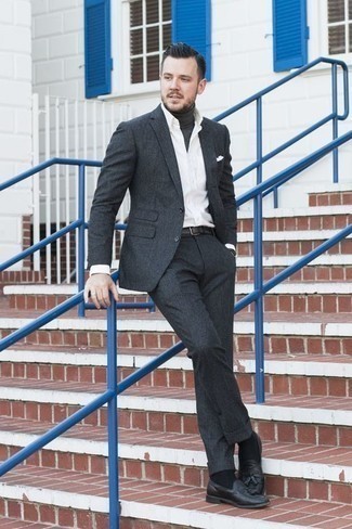 Как носить серую водолазку с темно-серым костюмом