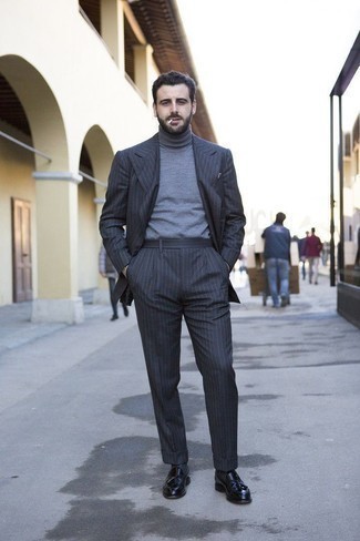 Как носить серую водолазку с темно-серым костюмом