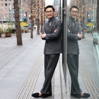 Как носить серую водолазку с темно-серым костюмом