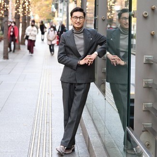 Как носить серую водолазку с темно-серым костюмом