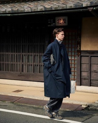 Какие брюки чинос носить с серой водолазкой