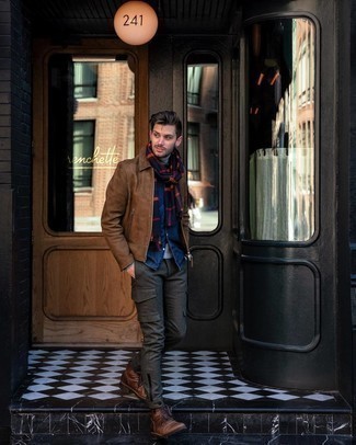 Какие джинсовые рубашки носить с серой водолазкой мужчине