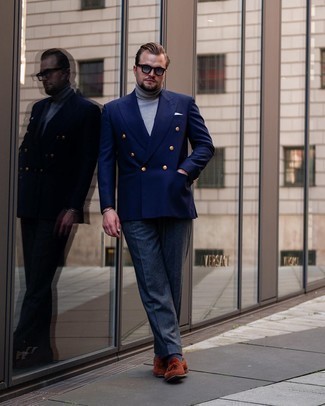 Какие двубортные пиджаки носить с серой водолазкой мужчине