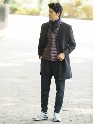 Как носить серую водолазку с серыми кроссовками мужчине