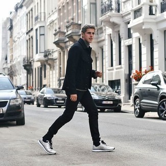 Как носить серую водолазку с серыми кроссовками мужчине