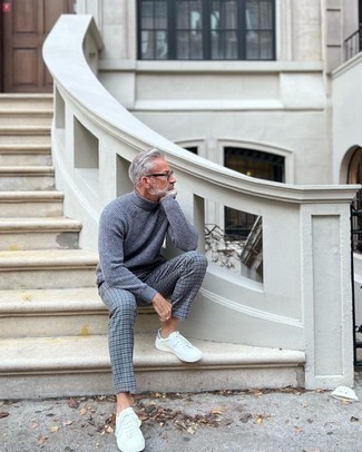 Как носить серую водолазку с серыми брюками чинос в клетку