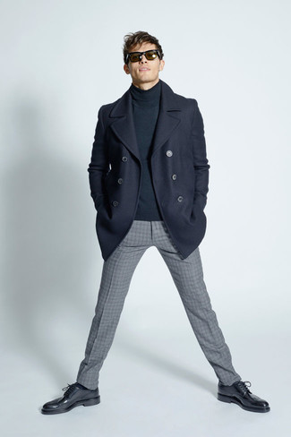 Как носить серую водолазку с серыми классическими брюками в клетку мужчине