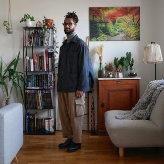 Как носить серую водолазку с светло-коричневыми брюками карго