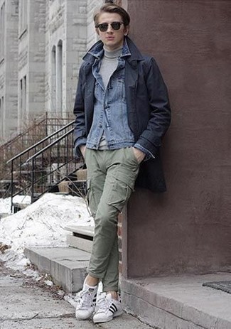 Как носить серую водолазку с голубой джинсовой курткой мужчине