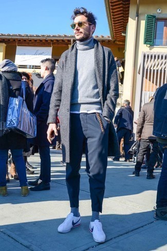 Какие низкие кеды носить с серой водолазкой мужчине