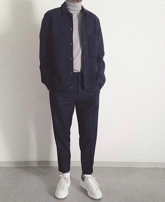 Какие низкие кеды носить с серой водолазкой мужчине