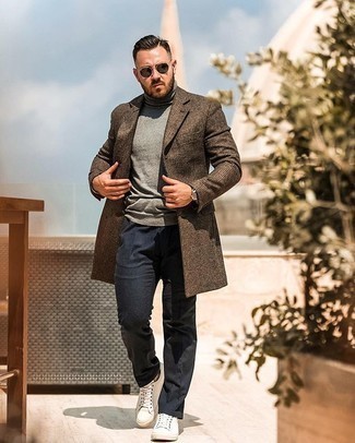 Какие низкие кеды носить с серой водолазкой мужчине