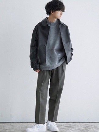 Какие низкие кеды носить с серой водолазкой мужчине