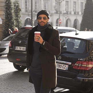 Как носить серую водолазку с темно-синими брюками чинос в клетку