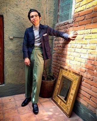 Как носить серую водолазку с темно-синими кожаными ботинками челси мужчине