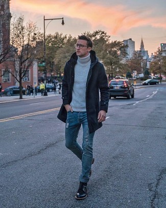 Как носить серую водолазку с темно-синими рваными джинсами мужчине