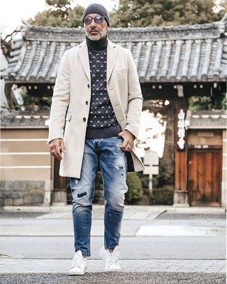 Как носить серую водолазку с темно-синими рваными джинсами мужчине