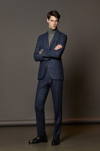Как носить серую водолазку с темно-синим шерстяным костюмом