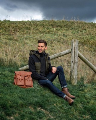 Как носить серую водолазку с оливковой курткой-пуховиком мужчине