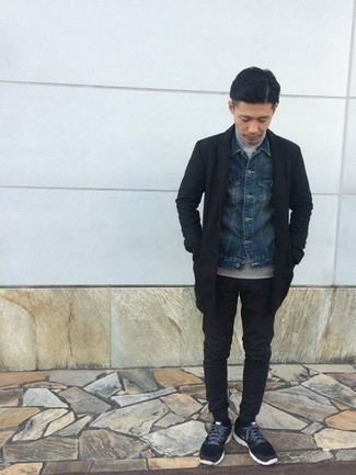 Какие спортивные штаны носить с серой водолазкой мужчине