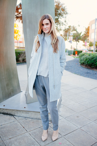 Как носить серую водолазку с светло-коричневыми кожаными туфлями