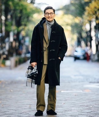 Как носить серую водолазку с светло-коричневым костюмом