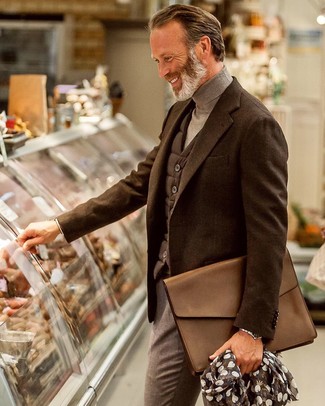 Как носить серую водолазку с табачным пиджаком мужчине