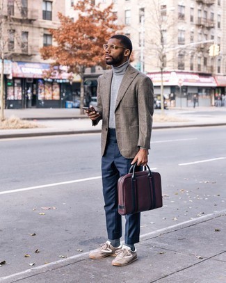 Как носить серую водолазку с табачным пиджаком мужчине