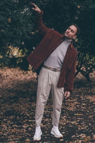 Как носить серую водолазку с белыми высокими кедами из плотной ткани мужчине