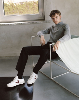 Как носить серую водолазку с белыми кожаными низкими кедами мужчине
