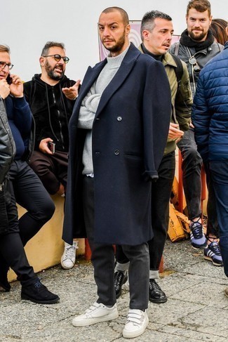 Как носить серую водолазку с белыми кожаными низкими кедами мужчине