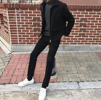 Как носить серую водолазку с белыми кожаными низкими кедами мужчине