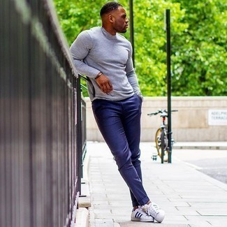 Как носить серую водолазку с белыми кожаными низкими кедами мужчине