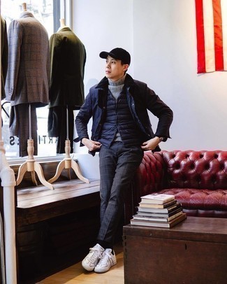 Как носить серую водолазку с белыми кожаными низкими кедами мужчине