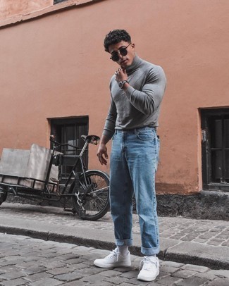 Как носить серую водолазку с белыми низкими кедами мужчине