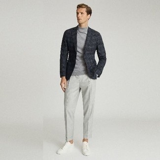 Как носить серую водолазку с белыми низкими кедами мужчине