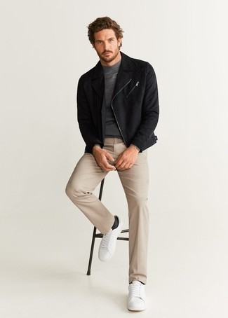 Как носить серую водолазку с белыми низкими кедами мужчине