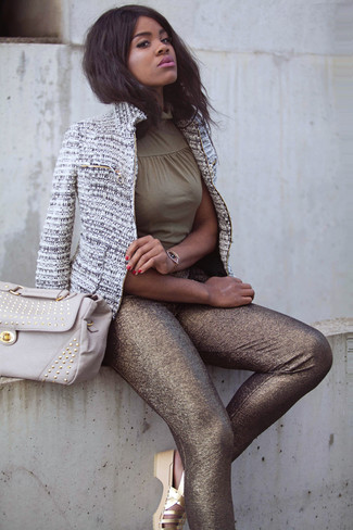 Какие сандалии на плоской подошве носить с серым твидовым жакетом