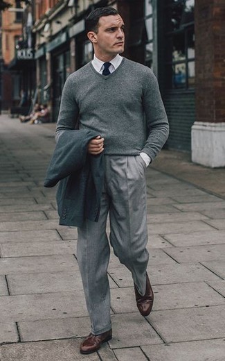 Какие пиджаки носить с серым свитером с v-образным вырезом мужчине