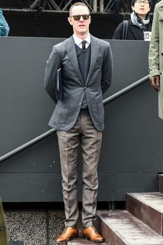 Какие пиджаки носить с серым свитером с v-образным вырезом мужчине