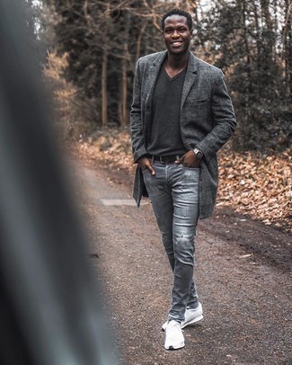 Как носить серый свитер с v-образным вырезом с темно-серыми джинсами мужчине