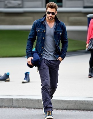 Какие брюки чинос носить с серым свитером с v-образным вырезом