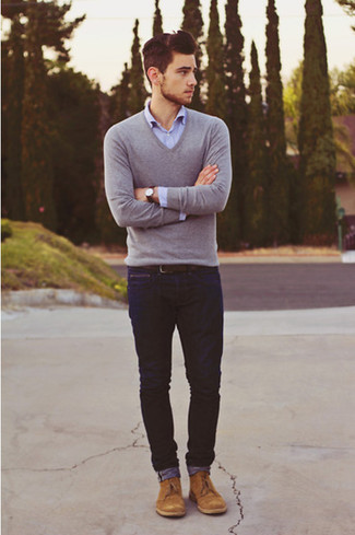 Какие ботинки дезерты носить с серым свитером с v-образным вырезом