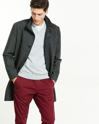 Как носить серый свитер с v-образным вырезом с серым длинным пальто