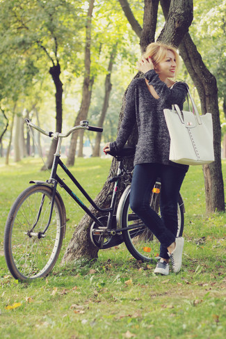 Какие джинсы носить с серым свитером с v-образным вырезом женщине