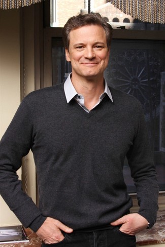 Какие джинсы носить с серым свитером с v-образным вырезом мужчине