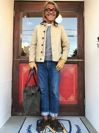 Какие джинсы носить с серым свитером с v-образным вырезом мужчине