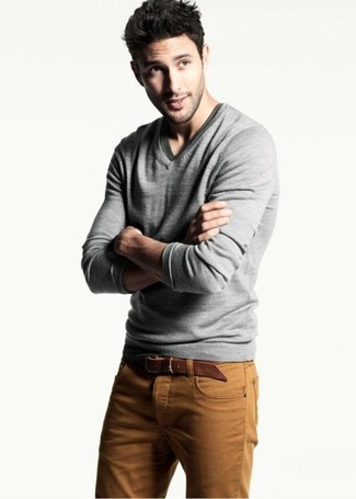 Какие джинсы носить с серым свитером с v-образным вырезом мужчине